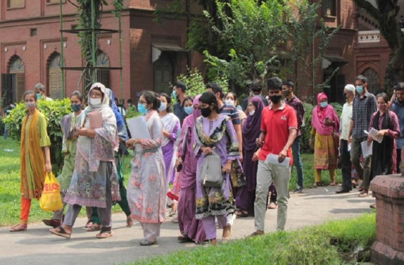 নতুনদের পদচারণায় মুখরিত ঢাবি ক্যাম্পাস