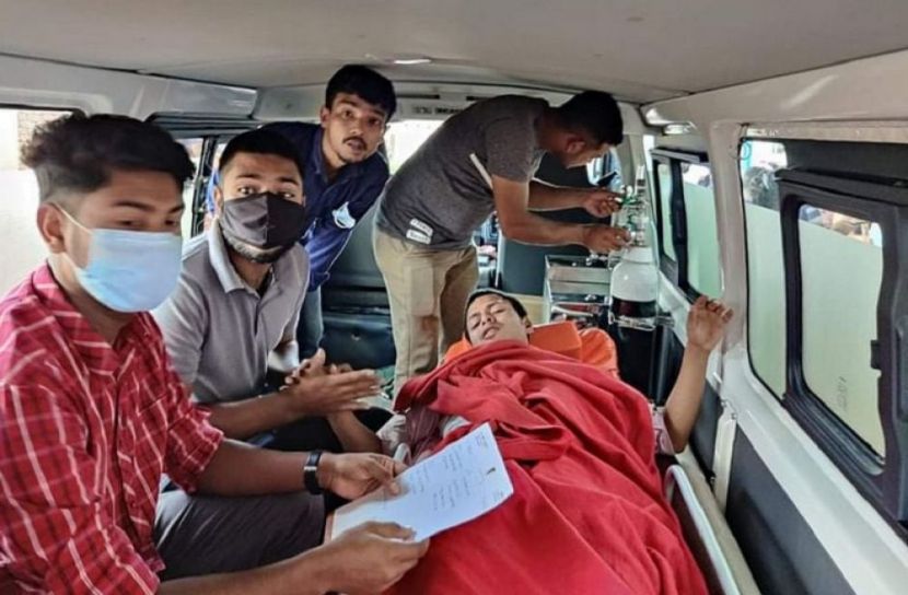 শিক্ষক ফারহানার অপসারণের দাবিতে শিক্ষার্থীদের আমরণ অনশনে অসুস্থ এক ছাত্রকে হাসপাতালে নেওয়া হচ্ছে। 