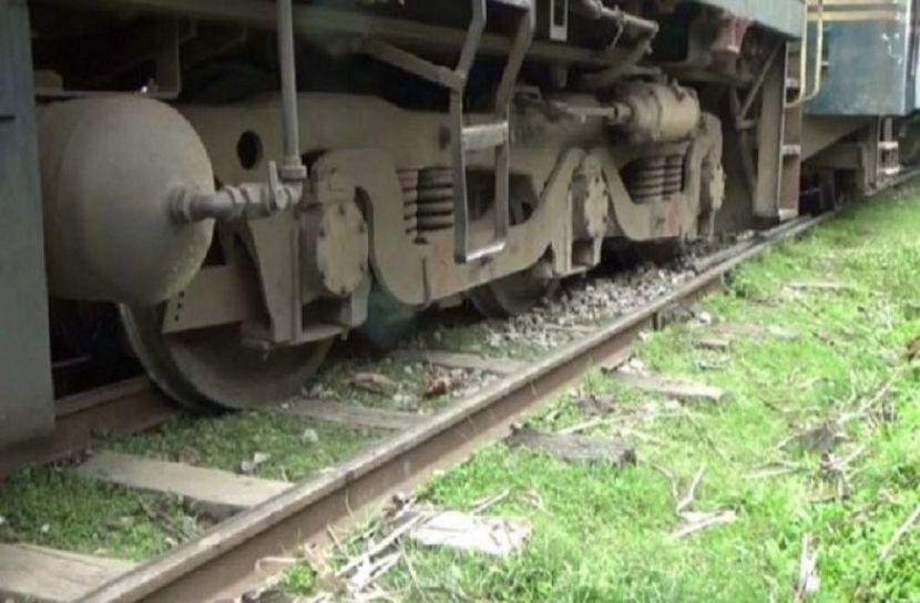 কিশোরগঞ্জে রেলের বগি লাইনচ্যুত