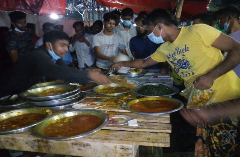 ফুটপাতের খাবার গেলো অসহায়দের পেটে