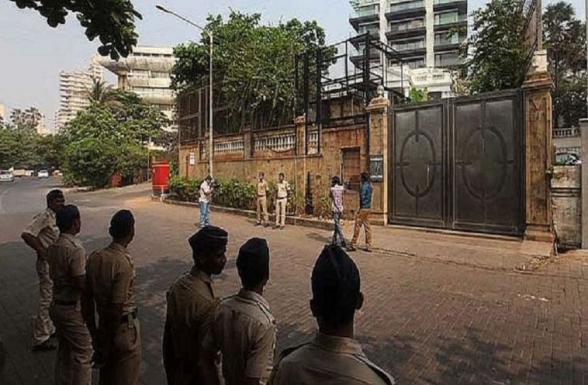 যেকোনো সময় শাহরুখের বাসায় অভিযান
