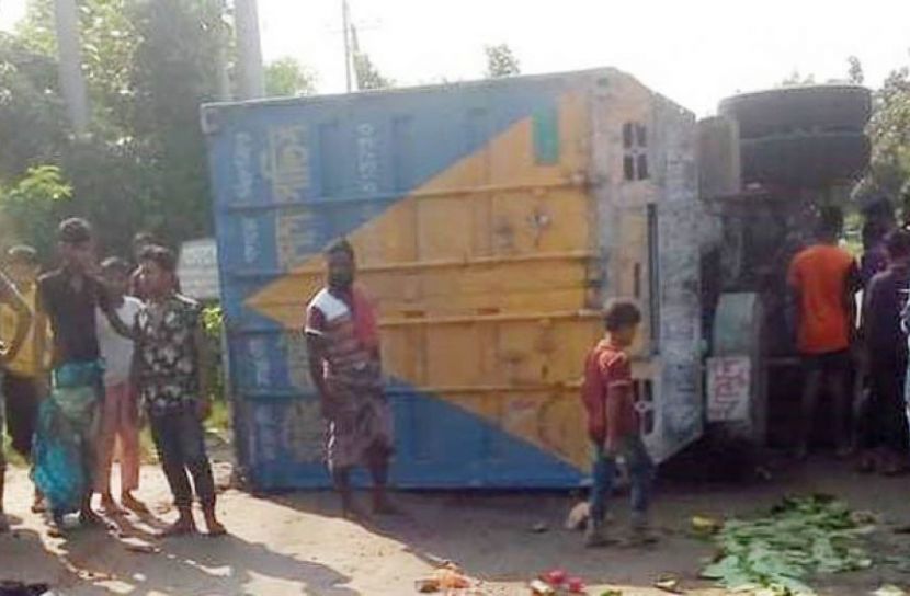 কুমিল্লায় কাভার্ড ভ্যানচাপায় নিহত ২