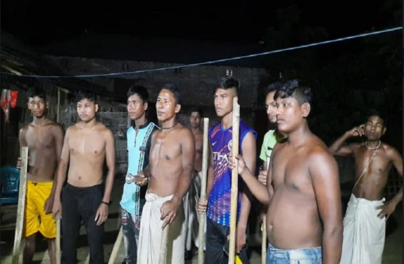 চুরি আতঙ্কে লাঠি হাতে পাহারা