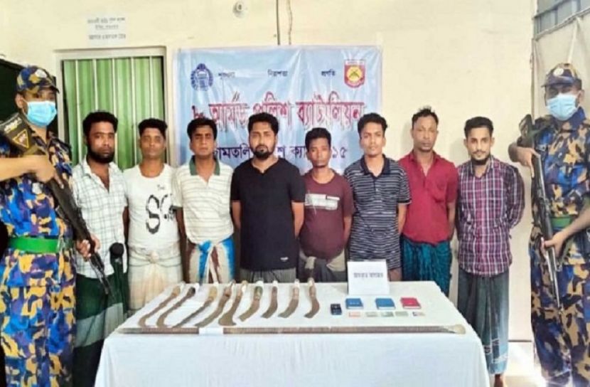 উখিয়ায় ৮ রোহিঙ্গা ডাকাত আটক
