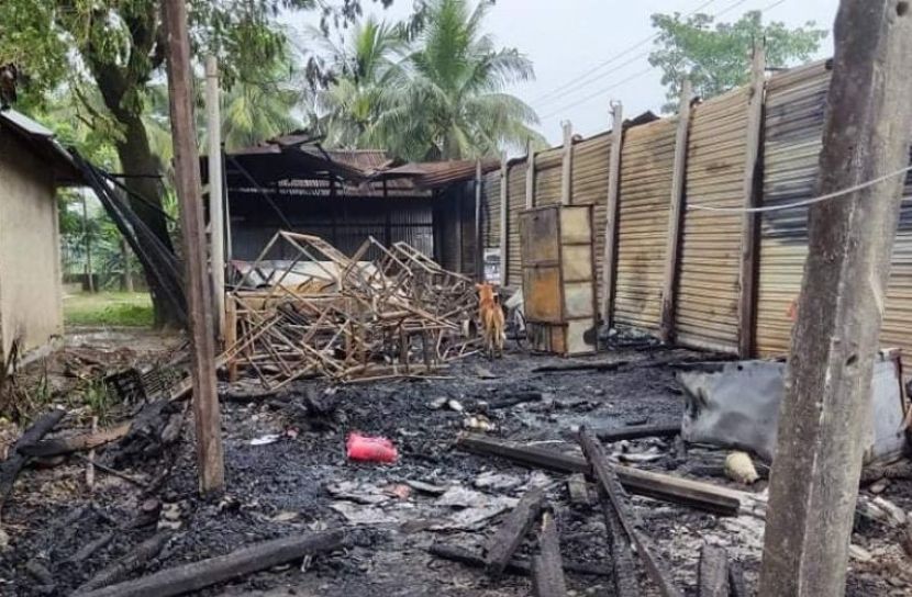 অগ্নিকাণ্ডে দোকান পুড়ে ছাই
