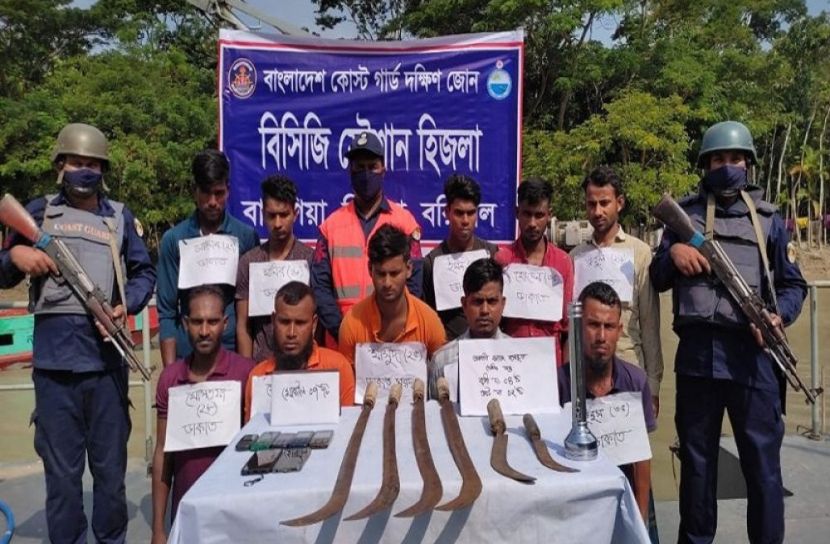 মেঘনায় অস্ত্রসহ ১০ ডাকাত আটক