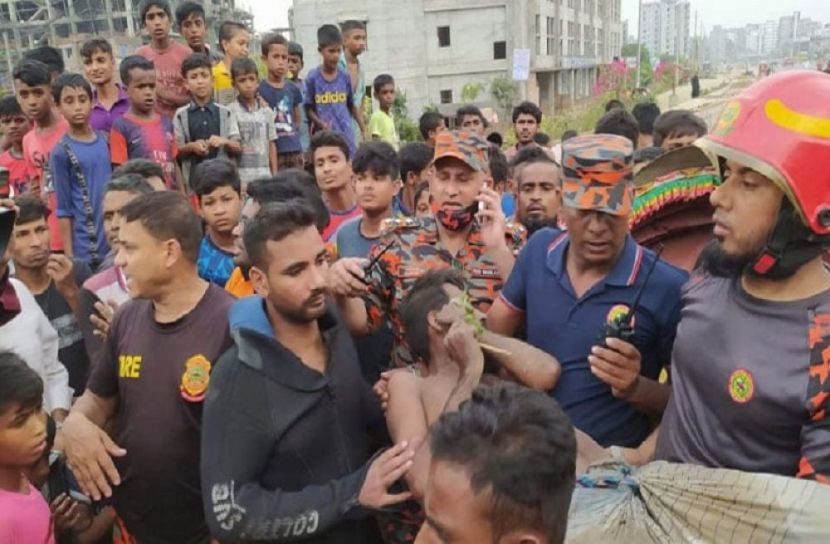 ড্রেনে পড়ার ৬ ঘণ্টা পর জীবিত উদ্ধার