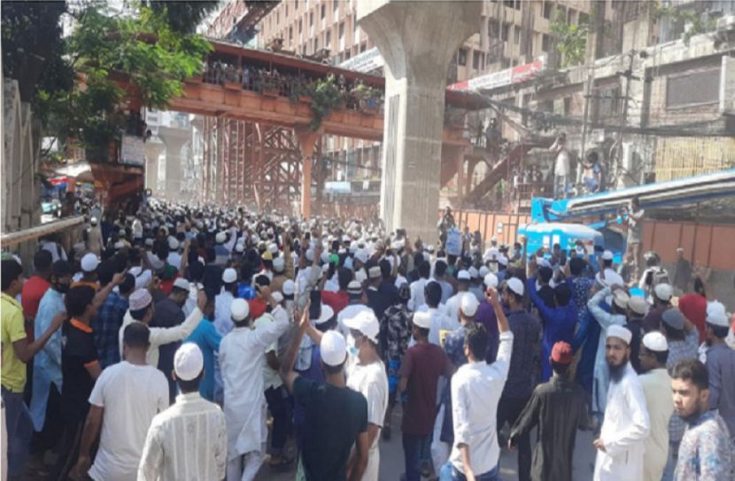 বায়তুল মোকাররমে হামলায় ৫ পুলিশ আহত