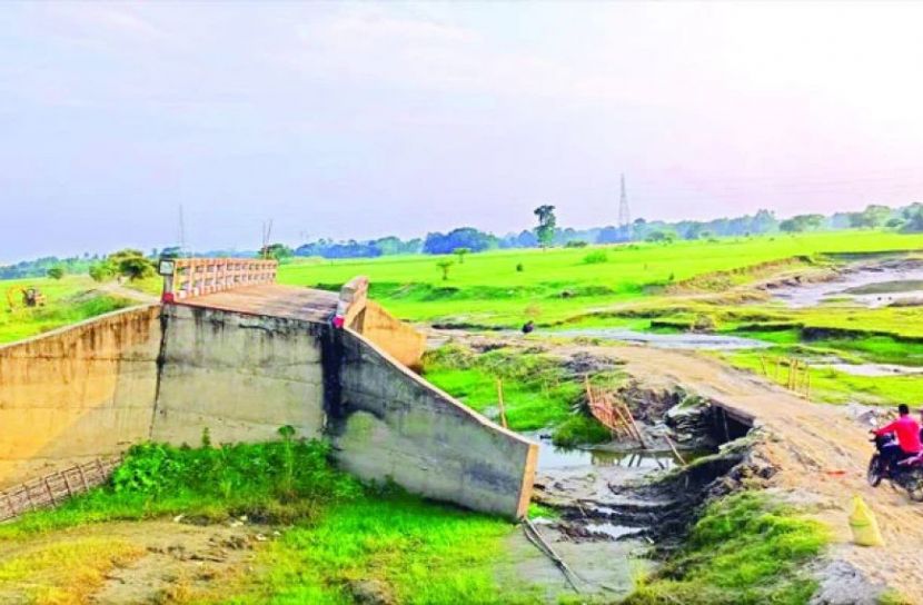 ব্যবহারে অনুপযোগী অর্ধকোটি টাকার সেতু