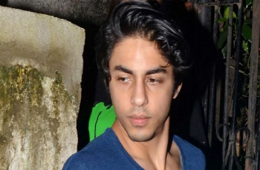 কারাগারে কোরআন পড়ছেন আরিয়ান