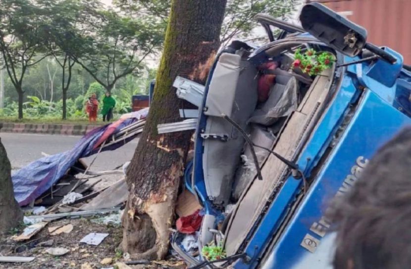 পিকআপ ভ্যান নিয়ন্ত্রণ হারিয়ে নিহত ৩