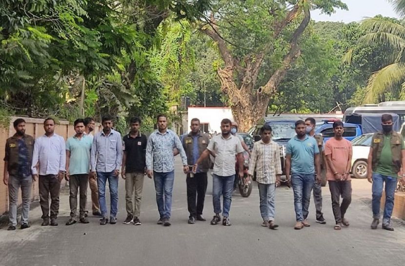 ডিবি পুলিশ পরিচয়ে ডাকাতি, গ্রেফতার ৯