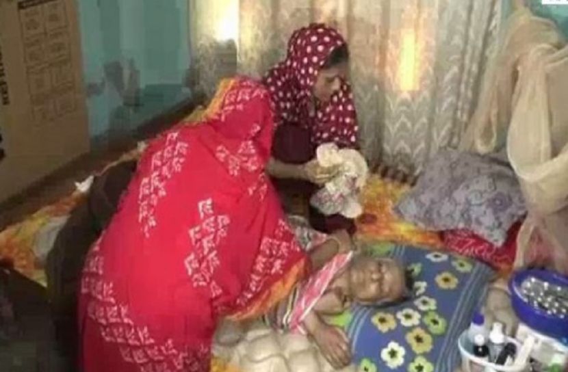 বিচারপ্রার্থী বৃদ্ধার বাড়ি গেলেন বিচারক