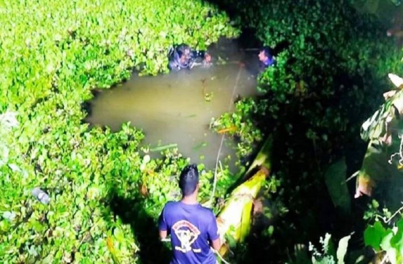অ্যাম্বুলেন্স নিয়ন্ত্রণ হারিয়ে রাস্তার পাশের জলাশয়ে ডুবে যায়