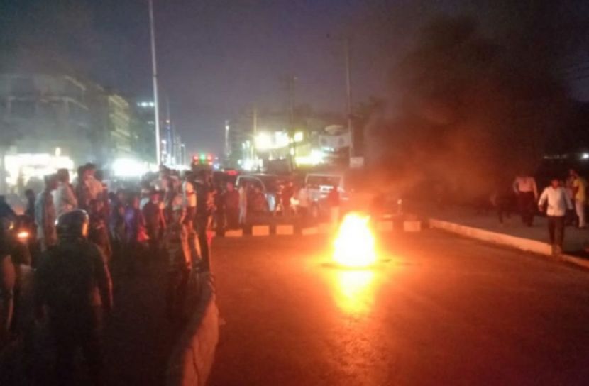 কক্সবাজারে টায়ার জ্বালিয়ে সড়ক অবরোধ