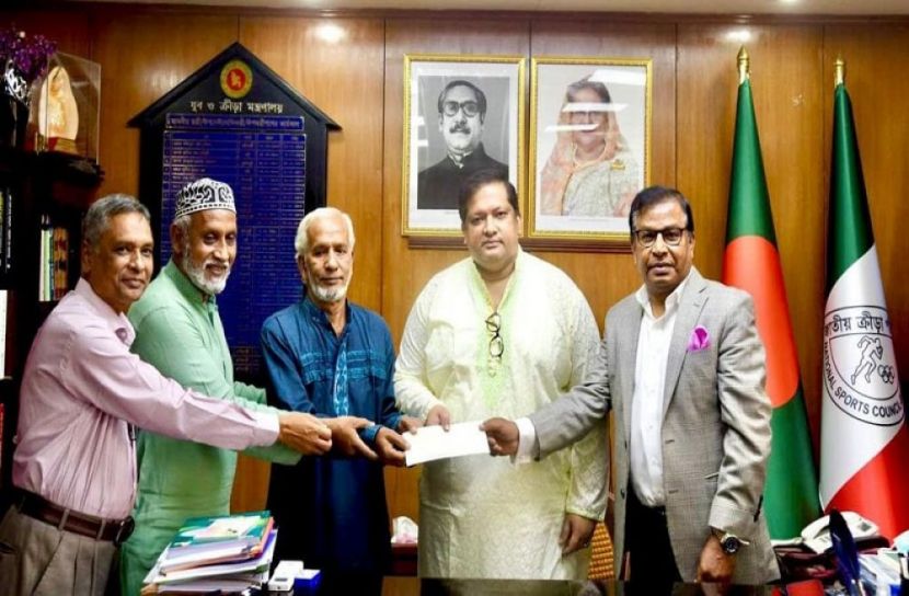 আজমত আলীকে প্রধানমন্ত্রীর চেক প্রদান