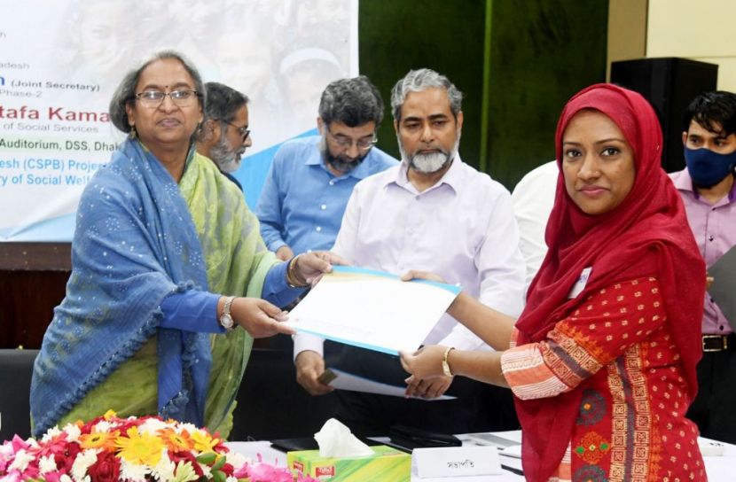 প্রশিক্ষণ প্রাপ্তদের  হাতে সনদ তুলে দেন সমাজকল্যাণ মন্ত্রী ডা. দীপু মনি ।