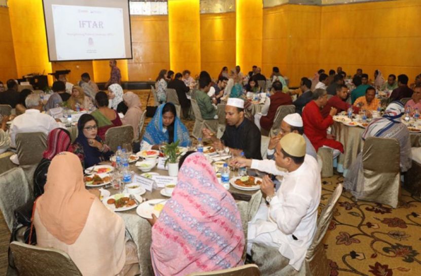 রাজনীতিবিদদের সৌজন্যে ডেমোক্রেসি ইন্টারন্যাশনালের উদ্যোগে ইফতারের আয়োজন করা হয় ।