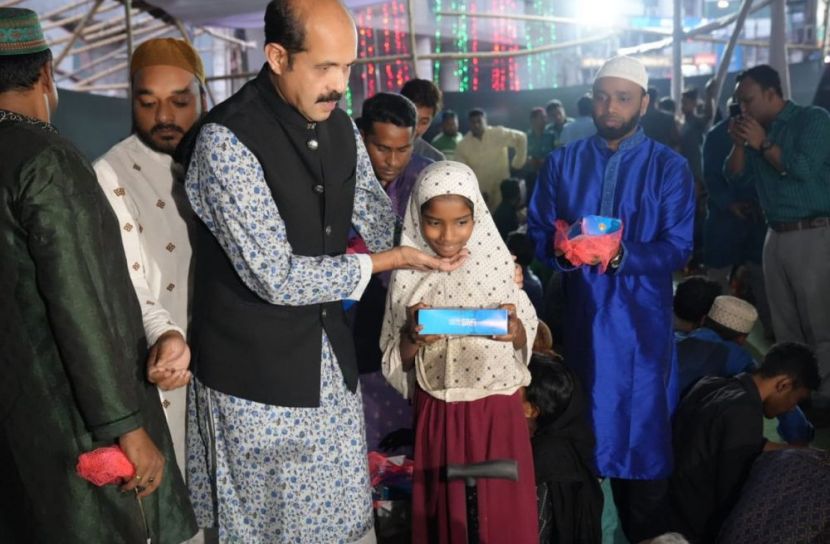 মেয়র মো. আতিকুল ইসলাম সুবিধা বঞ্চিতদের মাঝে ইফতার বিতরণ করেন ।