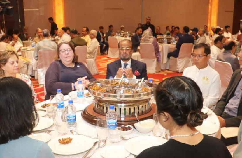 রাজধানীর শেরাটন হোটেলে কূটনৈতিকদের সম্মানে আয়োজিত ইফতার মাহফিলে উপস্থিত অতিথিরা ।