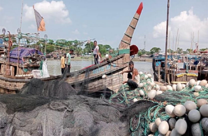 নিষেধাজ্ঞা কাটিয়ে জেলেদের প্রস্তুতি