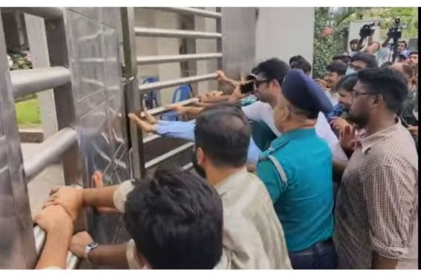 পরীক্ষা পেছানোর দাবিতে পিএসসির গেট ভেঙে ভেতরে আন্দোলনকারীরা