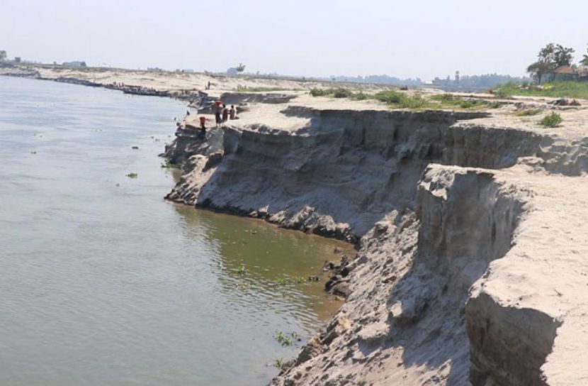 অসময়ে ভাঙছে যমুনা, দুশ্চিন্তায় নদীপাড়ের মানুষ