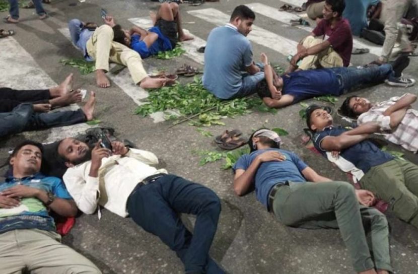 রাতভর কাকরাইলে অবস্থানের পর সকালেও জবি শিক্ষার্থীদের আন্দোলন