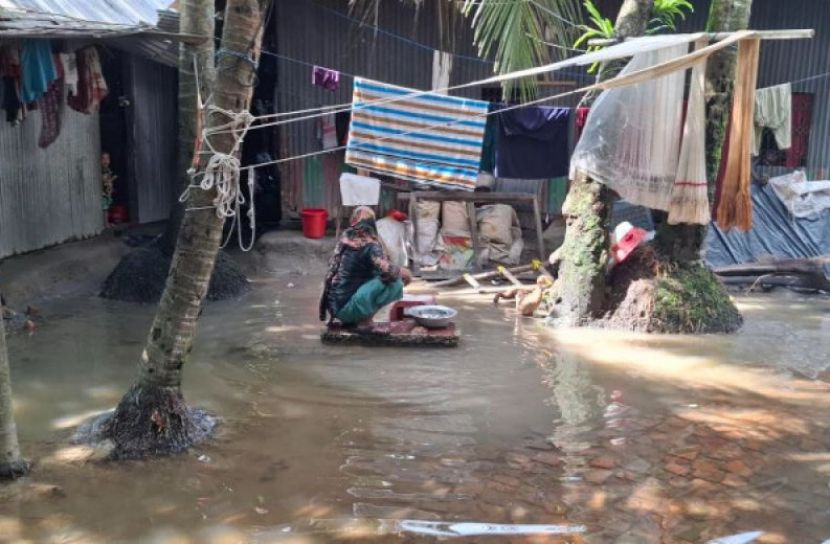 নোয়াখালীতে পানি নামছে ধীর গতিতে, কয়েক গ্রামে বেড়েছে