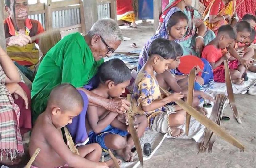 ২১ বছর ধরে শিশুশিক্ষায় তালপাতার পাঠশালা