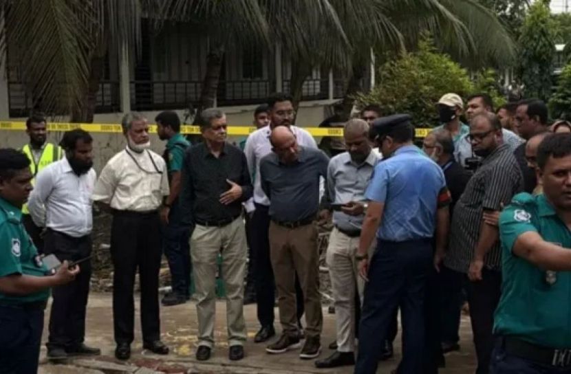 মাইলস্টোনে দুই উপদেষ্টা অবরুদ্ধ, সঙ্গে আছেন প্রেস সচিবও