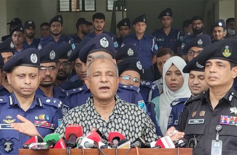 সব অস্ত্র এখনো উদ্ধার করতে পারিনি, চেষ্টা করছি : স্বরাষ্ট্র উপদেষ্টা