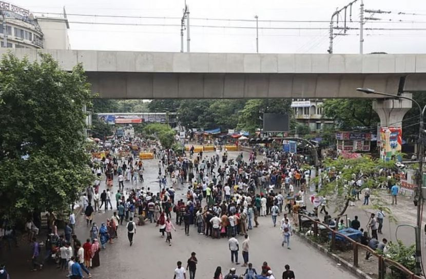 শাহবাগে ৪ ঘণ্টা ধরে অবরোধ, যান চলাচল বন্ধ, ভোগান্তি