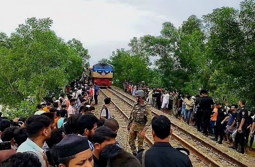 কক্সবাজারে ট্রেনের ধাক্কায়  মৃত ৫ : সৈকত এক্সপ্রেস অবরোধ