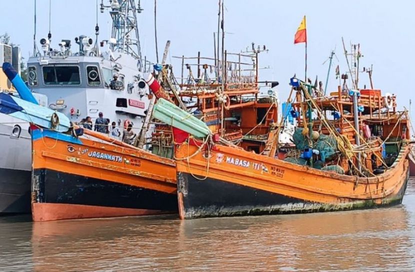  সুন্দরবন উপকূলে বাংলাদেশ জলসীমায় ভারতীয় ট্রলারসহ ১৪ জেলে আটক    