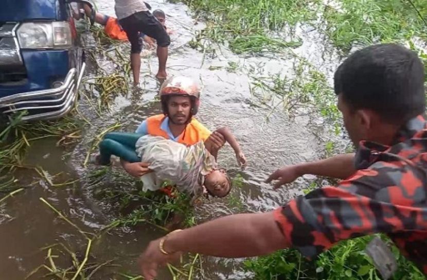 মাইক্রোবাস খালে পড়ে একই পরিবারের ৭জনের মৃত্যু