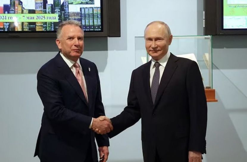 ট্রাম্পের দূতের হাতে বিশেষ পুরস্কার তুলে দিলেন পুতিন