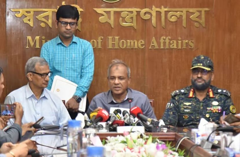 লুট হওয়া অস্ত্র উদ্ধারে তথ্য দিলে পুরস্কার দেবে সরকার: স্বরাষ্ট্র উপদেষ্টা