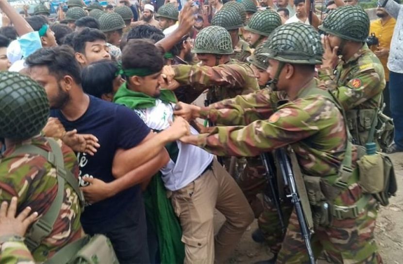 তিন দাবিতে বরিশালে শিক্ষার্থীদের মহাসড়ক অবরোধ, দক্ষিণাঞ্চলে সড়ক যোগাযোগ অচল