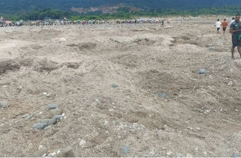 উপদেষ্টা পারলেন না  ‘সাদা পাথর’ রক্ষা করতে