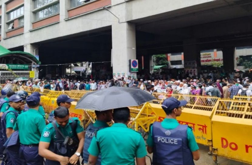 সচিবালয়ের সামনে সতর্ক অবস্থানে আইনশৃঙ্খলা বাহিনী