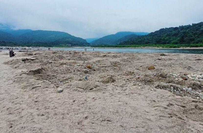 পাথর তোলায় রাজনৈতিক দলের ‘ঐকমত্য’, পরে লুট