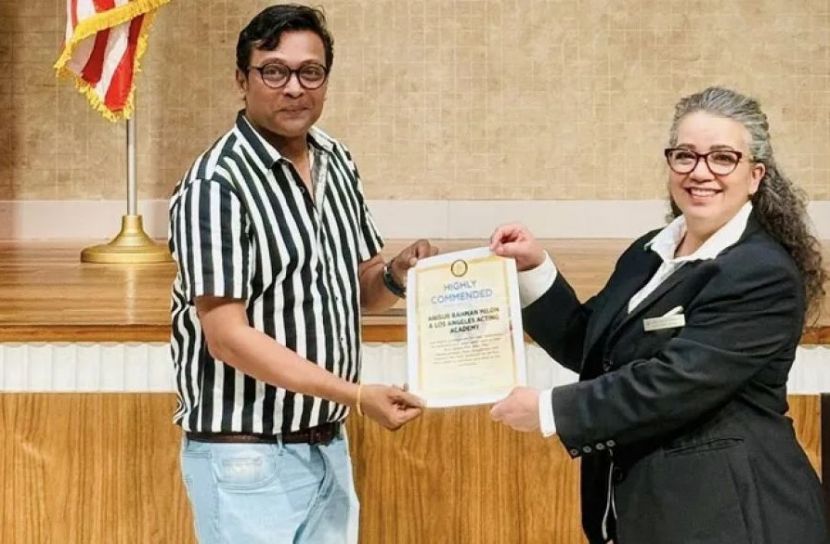 যুক্তরাষ্ট্রে পুরস্কার পেলেন মিলন