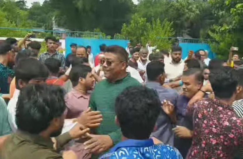 ফেনীর সোনাগাজীতে বালু উত্তোলনকে কেন্দ্র করে বিএনপির দুইপক্ষের হাতাহাতি