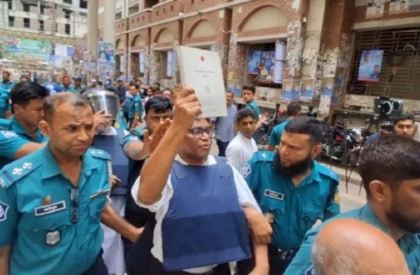 ‘এই সংবিধান ৩০ লাখ শহীদের রক্তের বিনিময়ে,এটা রক্ষা করতে হবে' ঢাবি অধ্যাপক কার্জন