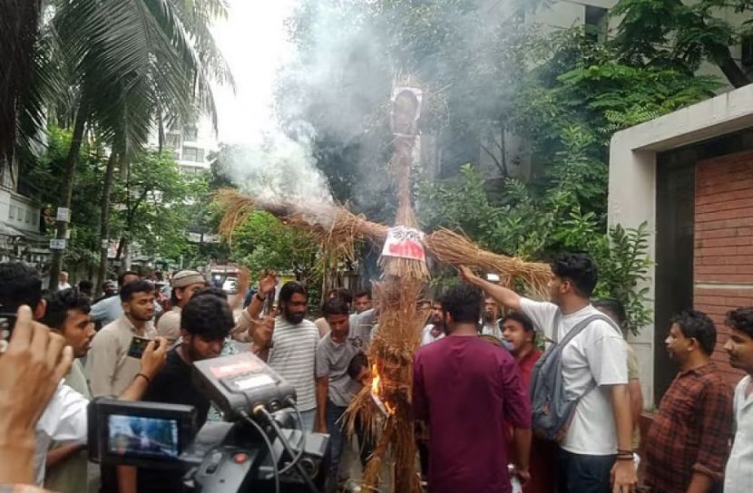 জি এম কাদেরকে গ্রেপ্তারের দাবিতে তাঁর বাসার সামনে সংবাদ সম্মেলন, পোড়ানো হলো কুশপুত্তলিকা