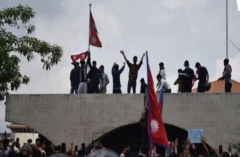 নেপালের পার্লামেন্ট জেন-জি বিক্ষোভকারীদের দখলে, কারফিউ জারি,নিহত ১৩
