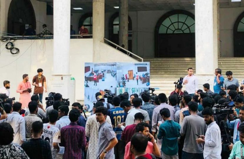 এলইডি স্ক্রিন চালু, ভোট গণনা দেখছেন শিক্ষার্থীরা