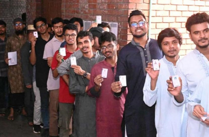 জাকসু নির্বাচনে ভোট দিচ্ছেন শিক্ষার্থীরা।