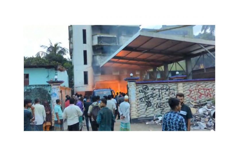 লুটপাটের ভিডিও করায় সাংবাদিককে হেনস্তা 